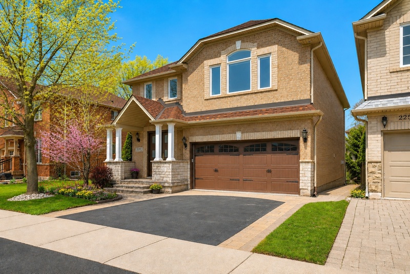 STUNNING LARGE FAMILY HOME IN OAKVILLE!